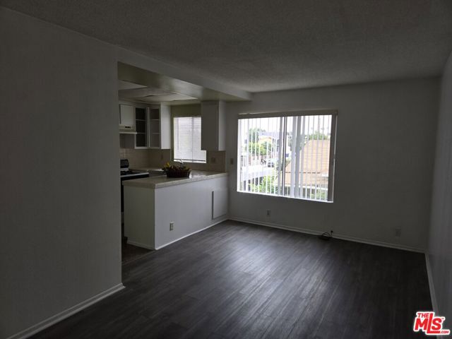 1233 Tamarind Avenue, Los Angeles CA: https://media.crmls.org/mediaz/f886bfae-90ce-4fe3-b0fd-069e54089f8c.jpg