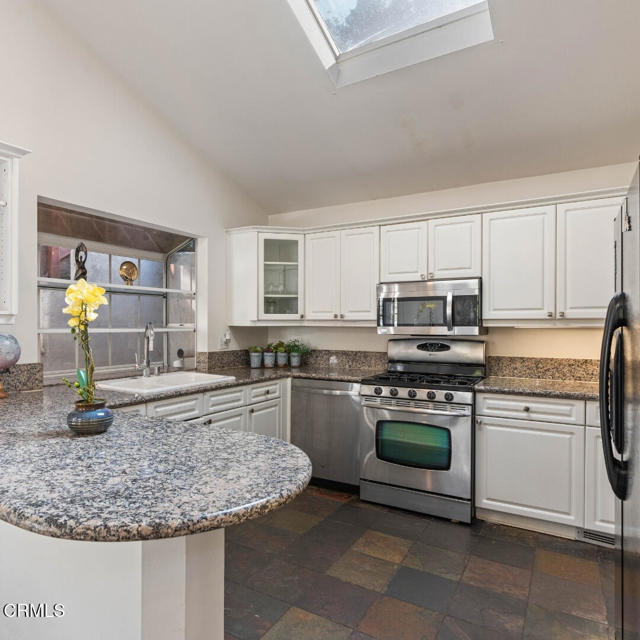 Detail Gallery Image 3 of 27 For 8032 Willow Glen Rd, Los Angeles,  CA 90046 - 3 Beds | 3 Baths
