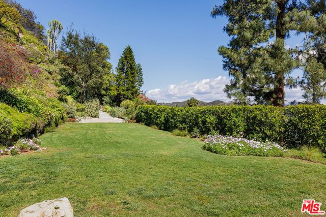 1726 Stone Canyon Road, Los Angeles CA: https://media.crmls.org/mediaz/f8877439-a24c-4380-9e5d-20ea79207340.jpg