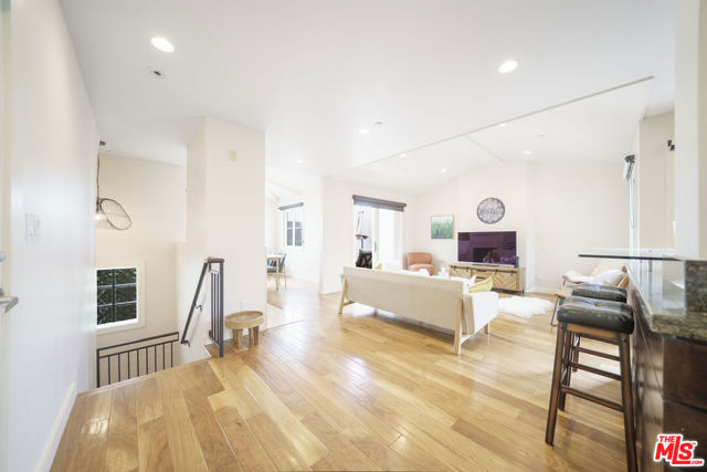 642 Hermosa Avenue, Hermosa Beach CA: https://media.crmls.org/mediaz/f887eb3e-4e50-493a-b880-4cd1061d7535.jpg