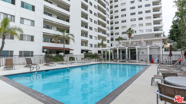 7250 Franklin Avenue, Los Angeles CA: https://media.crmls.org/mediaz/f8880680-e99e-4239-821a-0ab1f9b62a13.jpg