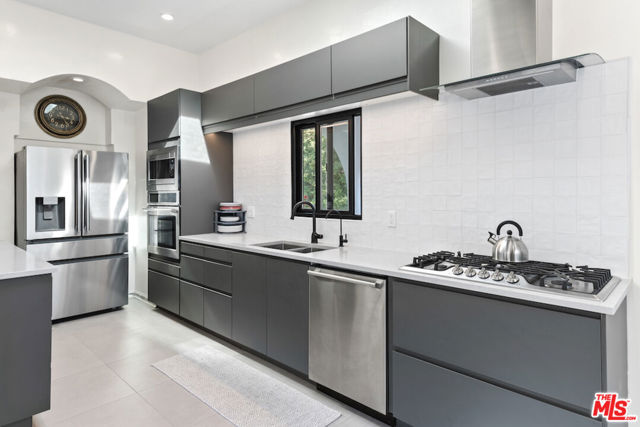 1923 Sunset Plaza Drive, Los Angeles CA: https://media.crmls.org/mediaz/f888c07d-de75-4db5-a576-66e5bd3decbf.jpg