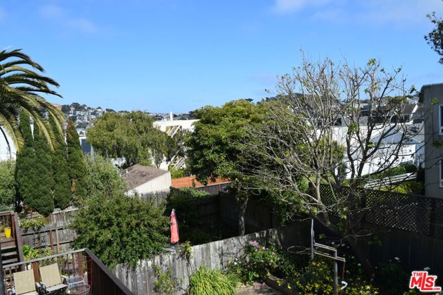 437 29th Street, San Francisco CA: https://media.crmls.org/mediaz/f888fa59-3c07-4e57-8c49-22324f4017a2.jpg