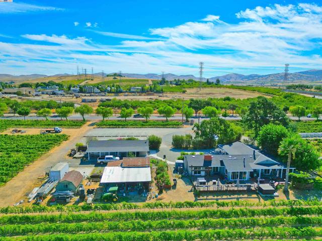 2915 S Vasco Rd, Livermore CA: https://media.crmls.org/mediaz/f88924ba-592d-421b-9c4a-580d6690b6f1.jpg