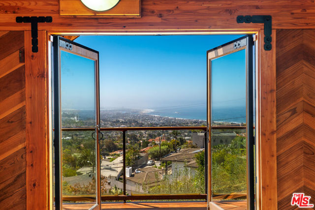 440 Mariposa Drive, Ventura CA: https://media.crmls.org/mediaz/f889424b-c906-4294-b19f-c2f236d907f3.jpg