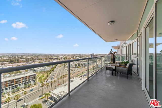 13600 Marina Pointe Drive, Marina del Rey CA: https://media.crmls.org/mediaz/f889900e-37b6-4263-b879-451cdd621f45.jpg