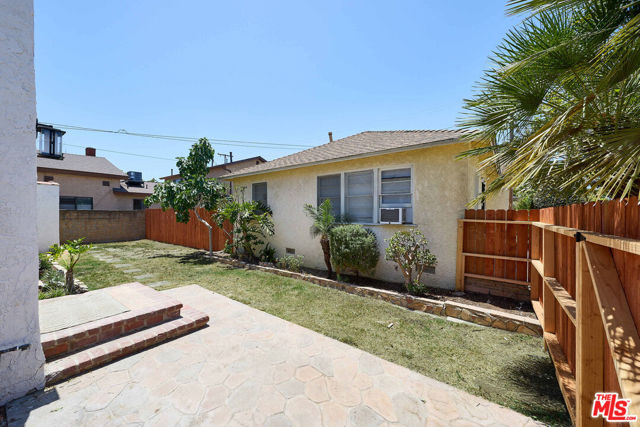 3653 Falcon Avenue, Long Beach CA: https://media.crmls.org/mediaz/f889c04b-db93-46b3-8cc5-1fc0c719fb09.jpg