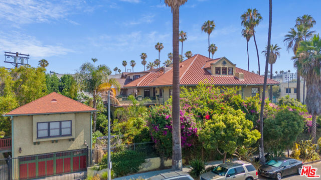 1049 Elden Avenue, Los Angeles CA: https://media.crmls.org/mediaz/f889ead8-2f6b-4271-b7da-fcfed60563b8.jpg