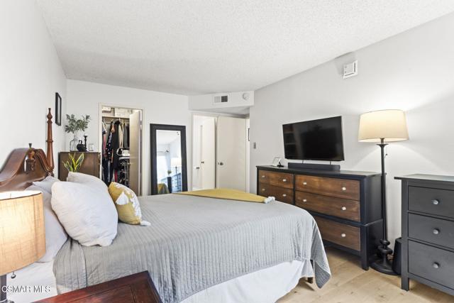 5700 Etiwanda Avenue, Tarzana CA: https://media.crmls.org/mediaz/f88a4eca-3607-478a-9e80-c0afa6d05f4c.jpg