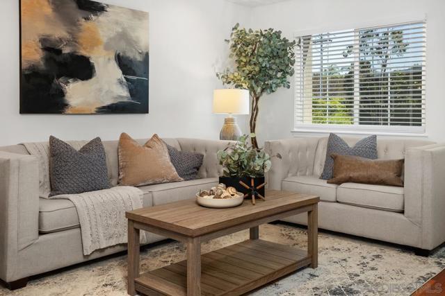 4007 Bluff View Way, Carlsbad CA: https://media.crmls.org/mediaz/f88acde6-40fb-4e20-95c9-47794d36abd1.jpg