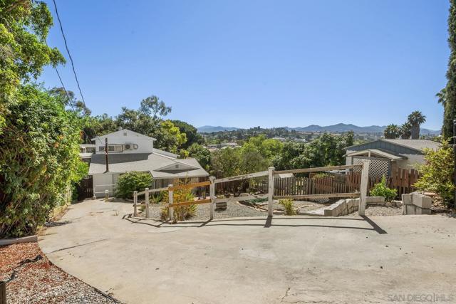 8545 Gardena Rd, Lakeside CA: https://media.crmls.org/mediaz/f88acfa3-571d-4dec-afd8-0d7c79693691.jpg