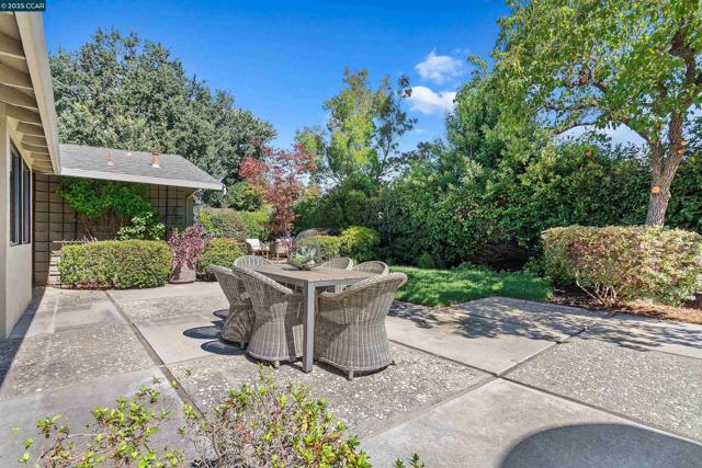 372 El Divisadero Ave, Walnut Creek CA: https://media.crmls.org/mediaz/f88b732d-0efa-48b0-9f0b-6975dac6257b.jpg