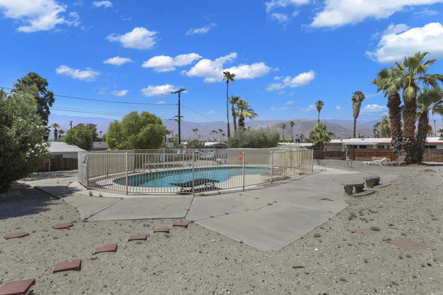 42570 Stephani Circle, Palm Desert CA: https://media.crmls.org/mediaz/f88bf50d-4448-444e-8ebb-c235d5a8ac41.jpg