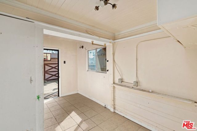4812 Arlington Avenue, Los Angeles CA: https://media.crmls.org/mediaz/f88c201f-e700-4398-8533-7f4a4eb29d2c.jpg