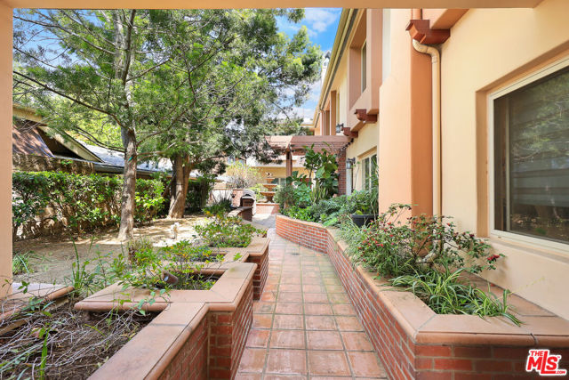 272 N Chester Avenue, Pasadena CA: https://media.crmls.org/mediaz/f88ecfc9-a785-482d-930e-d410f70436de.jpg