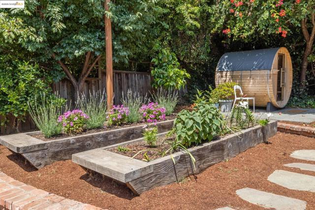3019 Benvenue Ave, Berkeley CA: https://media.crmls.org/mediaz/f88fbd97-82f1-42db-b5c3-e1e8249ea17f.jpg