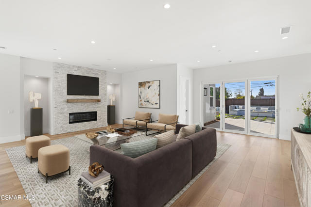361 Toyon Court, Thousand Oaks CA: https://media.crmls.org/mediaz/f89078e9-ac0a-49ff-aae3-bec6d2f6eb0a.jpg