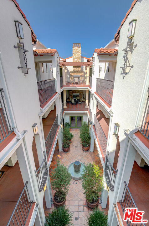 2001 ARTESIA Boulevard, Redondo Beach, California 90278, 1 Bedroom Bedrooms, ,Residential,Sold,ARTESIA,22140751