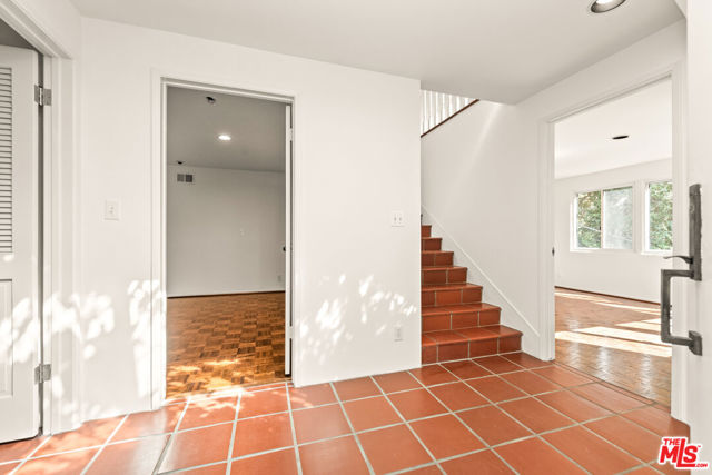 16449 Akron Street, Pacific Palisades CA: https://media.crmls.org/mediaz/f89185f2-7356-457a-bba1-10aeaa88d266.jpg