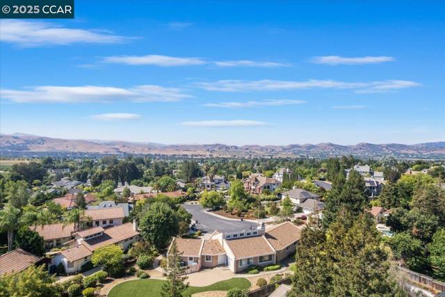 2323 Grosvenor Heights Ct, Livermore CA: https://media.crmls.org/mediaz/f89290db-9552-4199-8d8f-e9bffaadb251.jpg