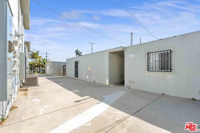 10235 S 10th Avenue, Inglewood CA: https://media.crmls.org/mediaz/f8935f52-a0c9-4c97-9014-b0feb431f004.jpg