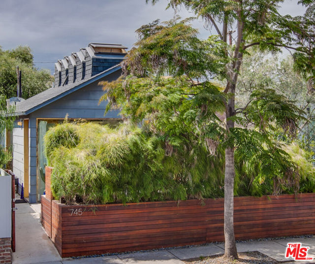 745 Navy Street, Santa Monica CA: https://media.crmls.org/mediaz/f893e39a-aa8f-4457-b755-4fa265e198ae.jpg