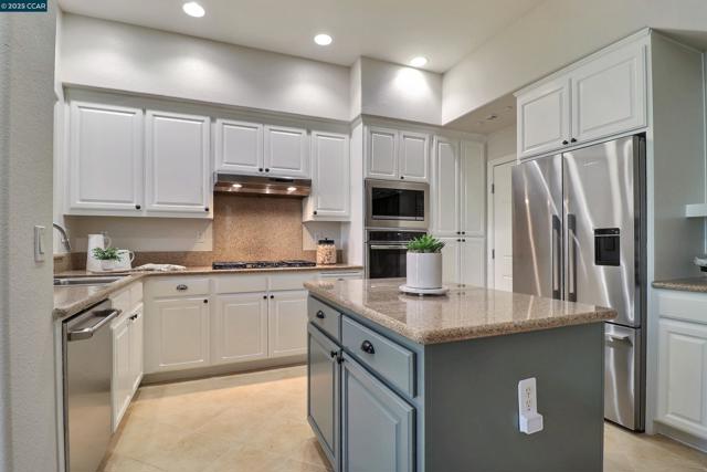 136 Sugarloaf Ct, Alamo CA: https://media.crmls.org/mediaz/f8941333-985d-45c6-931f-96d0efd83056.jpg