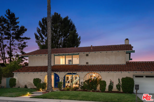 21727 Ulmus Drive, Woodland Hills CA: https://media.crmls.org/mediaz/f8978bc1-e15c-42ce-9dfb-edbe4c5643e9.jpg