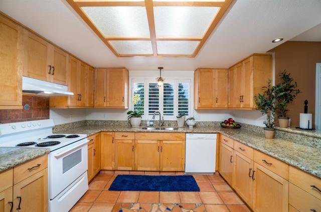 2826 Calle De Malibu, Escondido CA: https://media.crmls.org/mediaz/f8979947-354a-4a45-85a0-764536bb33fb.jpg