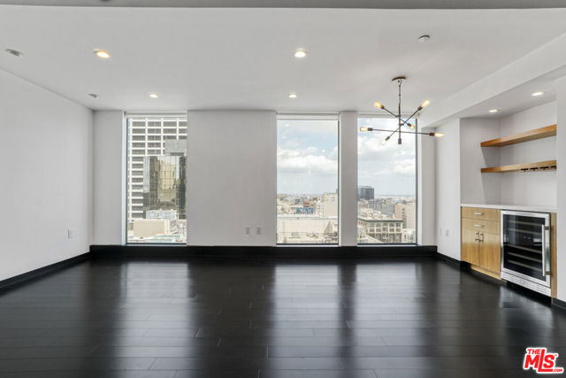 655 S Hope Street, Los Angeles CA: https://media.crmls.org/mediaz/f897b69d-ab00-4e25-a45e-d08786424381.jpg