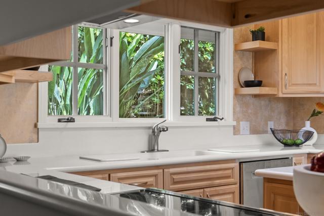 951 Skylark Dr, La Jolla CA: https://media.crmls.org/mediaz/f8991532-4589-48c2-914a-b83a9e77f585.jpg