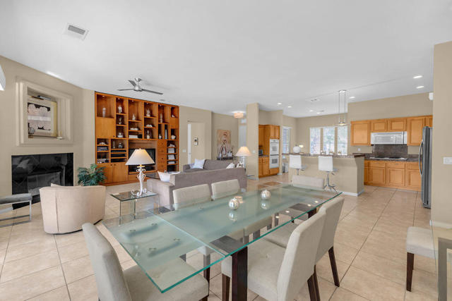 29 Calle La Reina, Rancho Mirage CA: https://media.crmls.org/mediaz/f8998afd-5d3e-4531-bc79-edb2113580e7.jpg