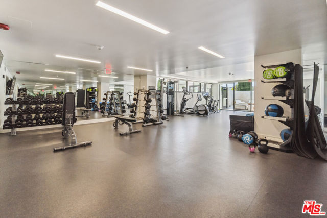 818 N Doheny Drive, West Hollywood CA: https://media.crmls.org/mediaz/f899b8ee-2df0-4046-bce1-db3946dcb0bd.jpg