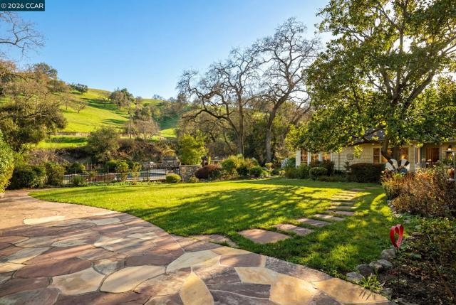 1720 Alameda Diablo, Diablo CA: https://media.crmls.org/mediaz/f89c34d9-424a-48a3-b53b-ff74f963d038.jpg