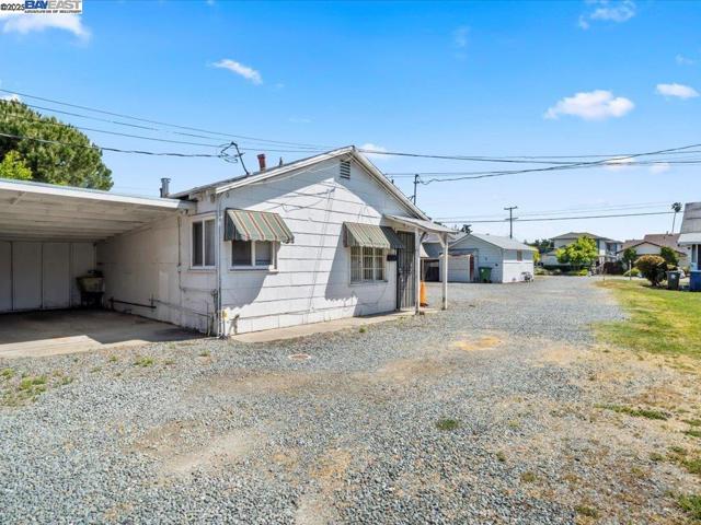 19979 Wisteria St, Castro Valley CA: https://media.crmls.org/mediaz/f89c5736-2e06-437f-a3ac-59a0823ffcd2.jpg