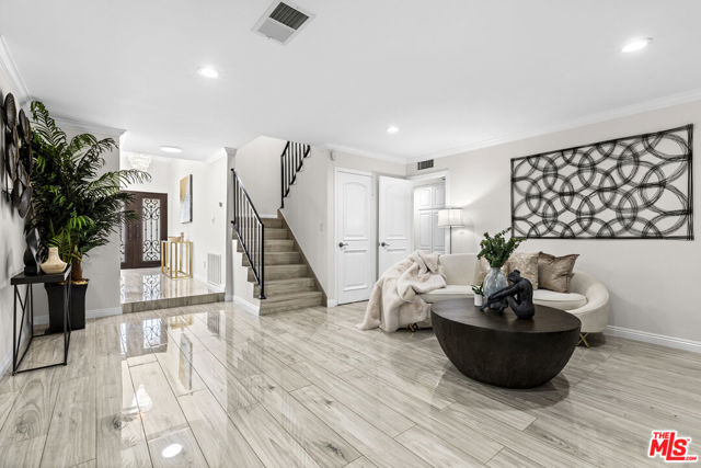 8557 Norwich Avenue, North Hills CA: https://media.crmls.org/mediaz/f89cfbba-0f11-4610-8553-17c51adf3c78.jpg