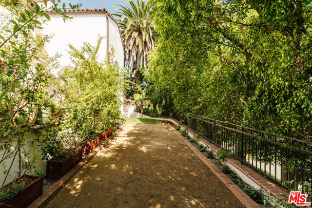5163 Franklin Avenue, Los Angeles CA: https://media.crmls.org/mediaz/f89e7589-2079-4d8d-8e30-ef3820c670ab.jpg