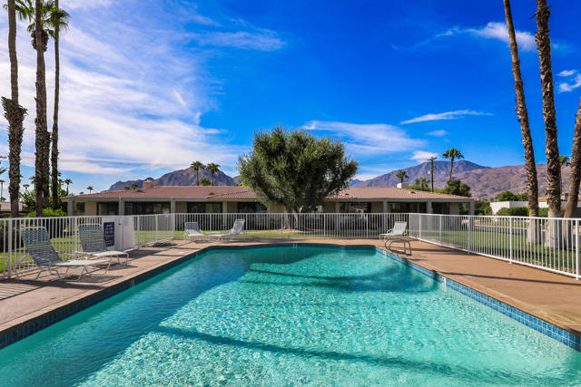 49845 Lago Drive, La Quinta CA: https://media.crmls.org/mediaz/f89e7685-d6d3-47f5-942f-375cf8e68f5b.jpg