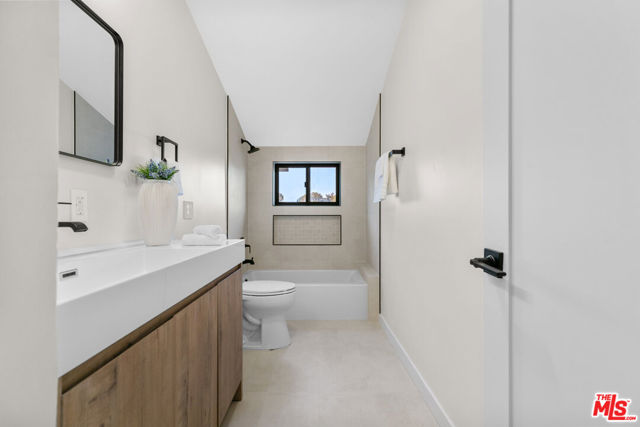 5132 Escobedo Drive, Woodland Hills CA: https://media.crmls.org/mediaz/f89fc7d9-82cc-490e-adca-895552ed57d6.jpg