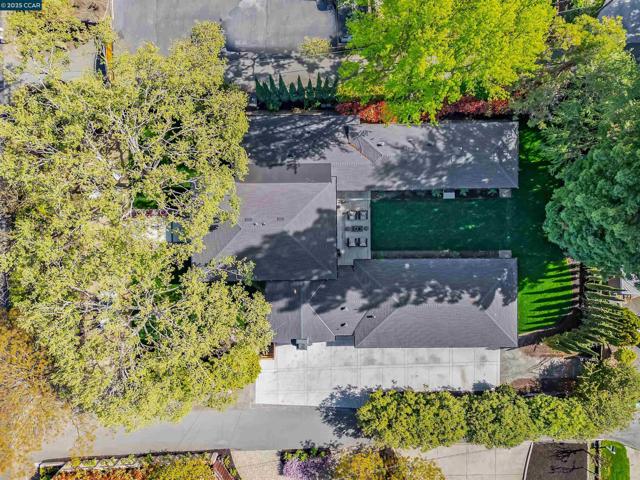 2559 Romley Ln, Alamo CA: https://media.crmls.org/mediaz/f8a03947-3b49-4b67-83b7-e222b41375b7.jpg