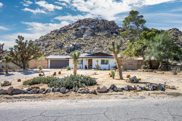 61093 Prescott Trail, Joshua Tree CA: https://media.crmls.org/mediaz/f8a06a2f-18c6-4a10-9f2d-20ea22fb0299.jpg