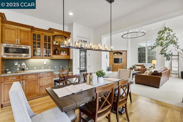 21 Meadow Lake Dr, Danville CA: https://media.crmls.org/mediaz/f8a1346e-e9aa-4936-abd5-246b18436a93.jpg