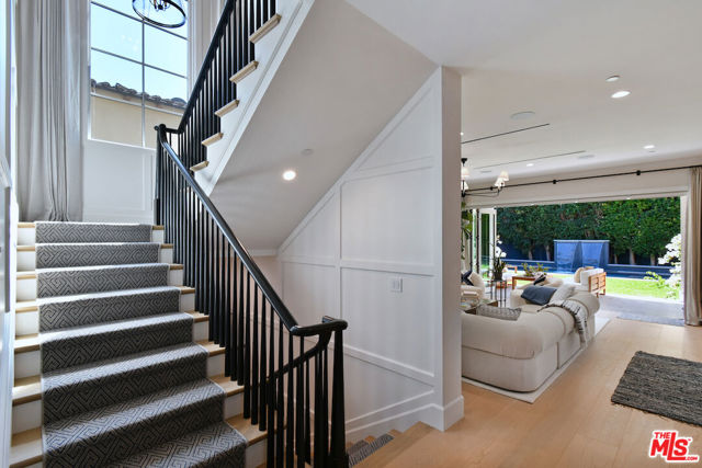 416 21st Place, Santa Monica CA: https://media.crmls.org/mediaz/f8a13df8-edc7-4b43-9564-bcd3cae933bd.jpg