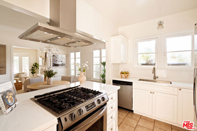 363 S Doheny Drive, Beverly Hills CA: https://media.crmls.org/mediaz/f8a2f551-57de-460f-ae66-6520b96644b3.jpg