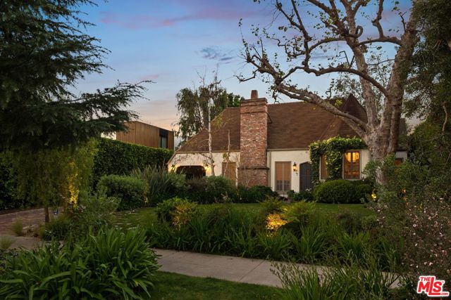 440 19th Street, Santa Monica CA: https://media.crmls.org/mediaz/f8a472c9-e01c-4774-86c6-eb2001883582.jpg