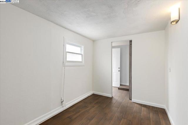 955 Virginia St, Berkeley CA: https://media.crmls.org/mediaz/f8a4be59-9d5a-426b-9f75-2f95c55d5615.jpg
