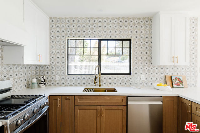 2353 Lucerne Avenue, Los Angeles CA: https://media.crmls.org/mediaz/f8a61604-ca91-4562-8654-4a48dbd7c752.jpg