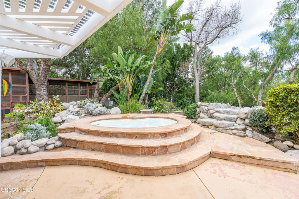 https://media.crmls.org/mediaz/f8a6e165-be6d-488a-aefa-1abb1529793c.jpg?preset=X-Large