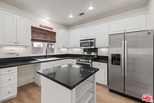 21749 Bene Drive, Santa Clarita CA: https://media.crmls.org/mediaz/f8a83961-190d-4771-83a9-7f8209e91dc6.jpg