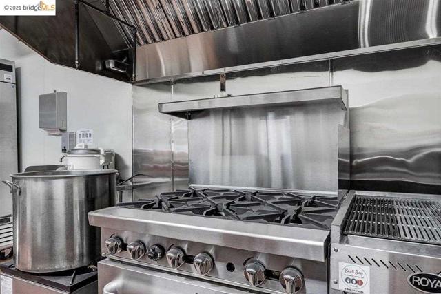 1616 International Boulevard, Oakland CA: https://media.crmls.org/mediaz/f8aac50d-68cd-4697-98cb-d5e397bd695f.jpg